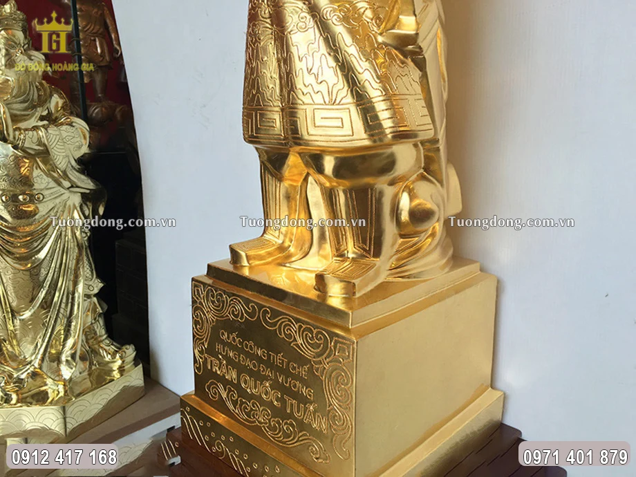 Ngài được đúc đứng trên bục cao vô cùng chắc chắn